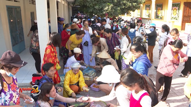 Độc đáo phiên chợ dùng lá cây thay tiền ở Tây Ninh
